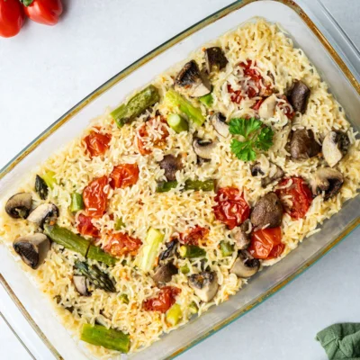 Ofenreis mit grünem Spargel, Tomaten und Champignons
