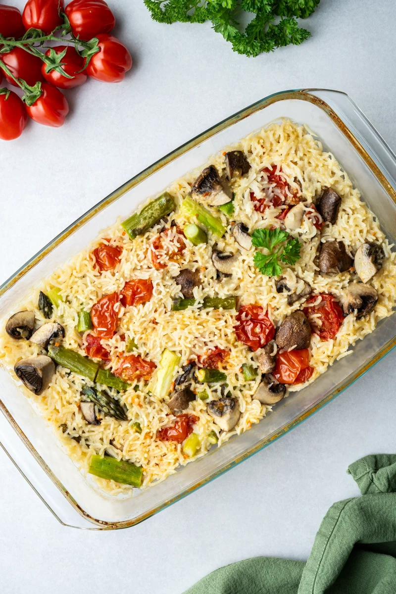 rezept-vegan-ofenreis-spargel-auflaufform Ofenreis mit grünem Spargel, Tomaten und Champignons