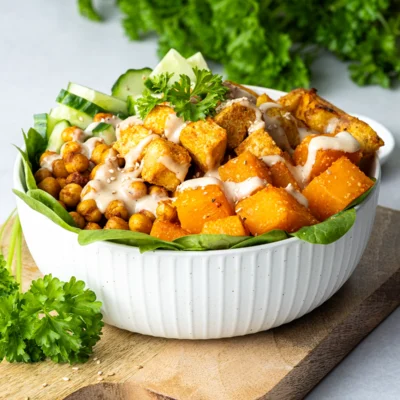 Süßkartoffel-Bowl mit Kichererbsen und Tofu