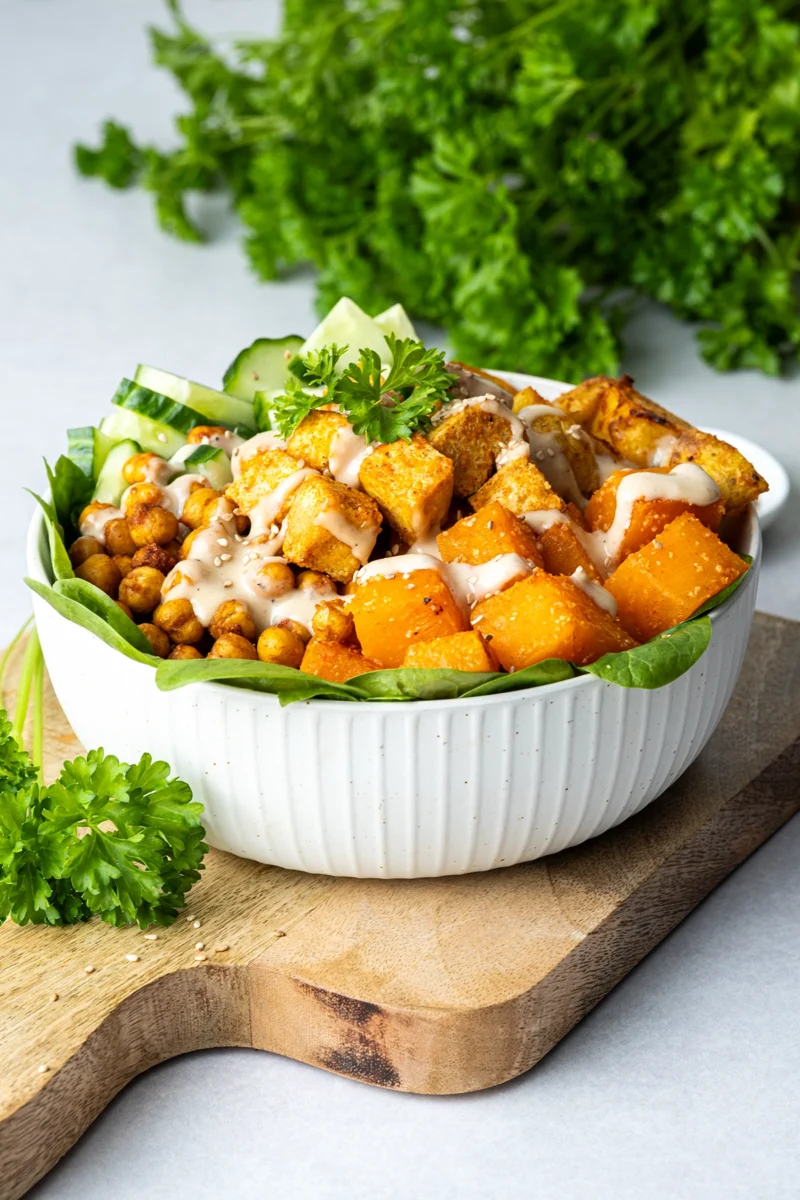 rezept-vegan-suesskartoffel-bowl-ofengemuese-titel Süßkartoffel-Bowl mit Kichererbsen und Tofu