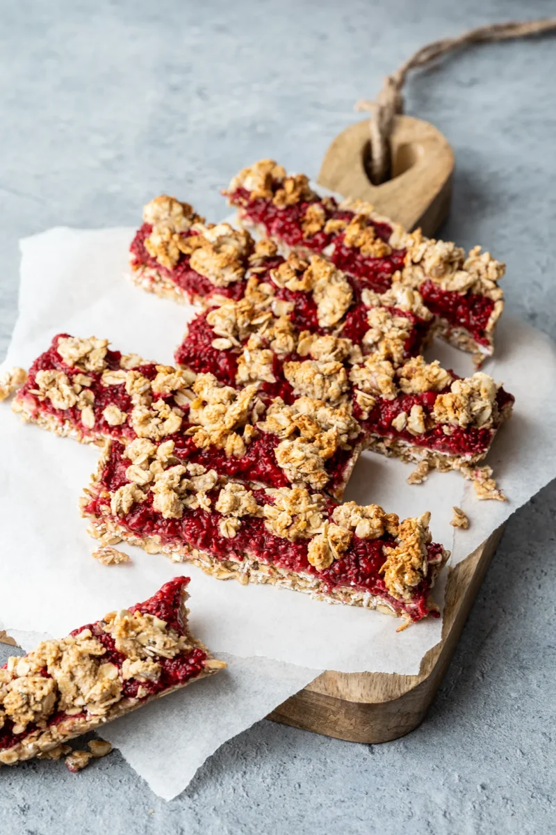 rezept-vegane-Himbeer-Haferriegel Haferriegel aus dem Airfryer mit Himbeeren auf einem Brett