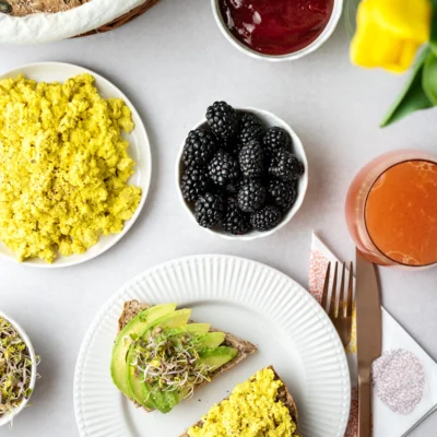 Osterbrunch mit veganem rührei, Saft und Beeren
