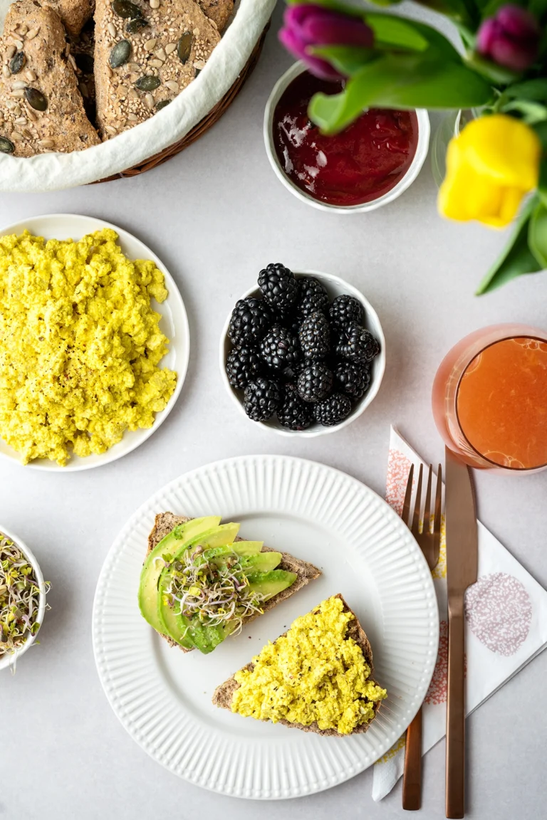 Osterbrunch mit veganem rührei, Saft und Beeren