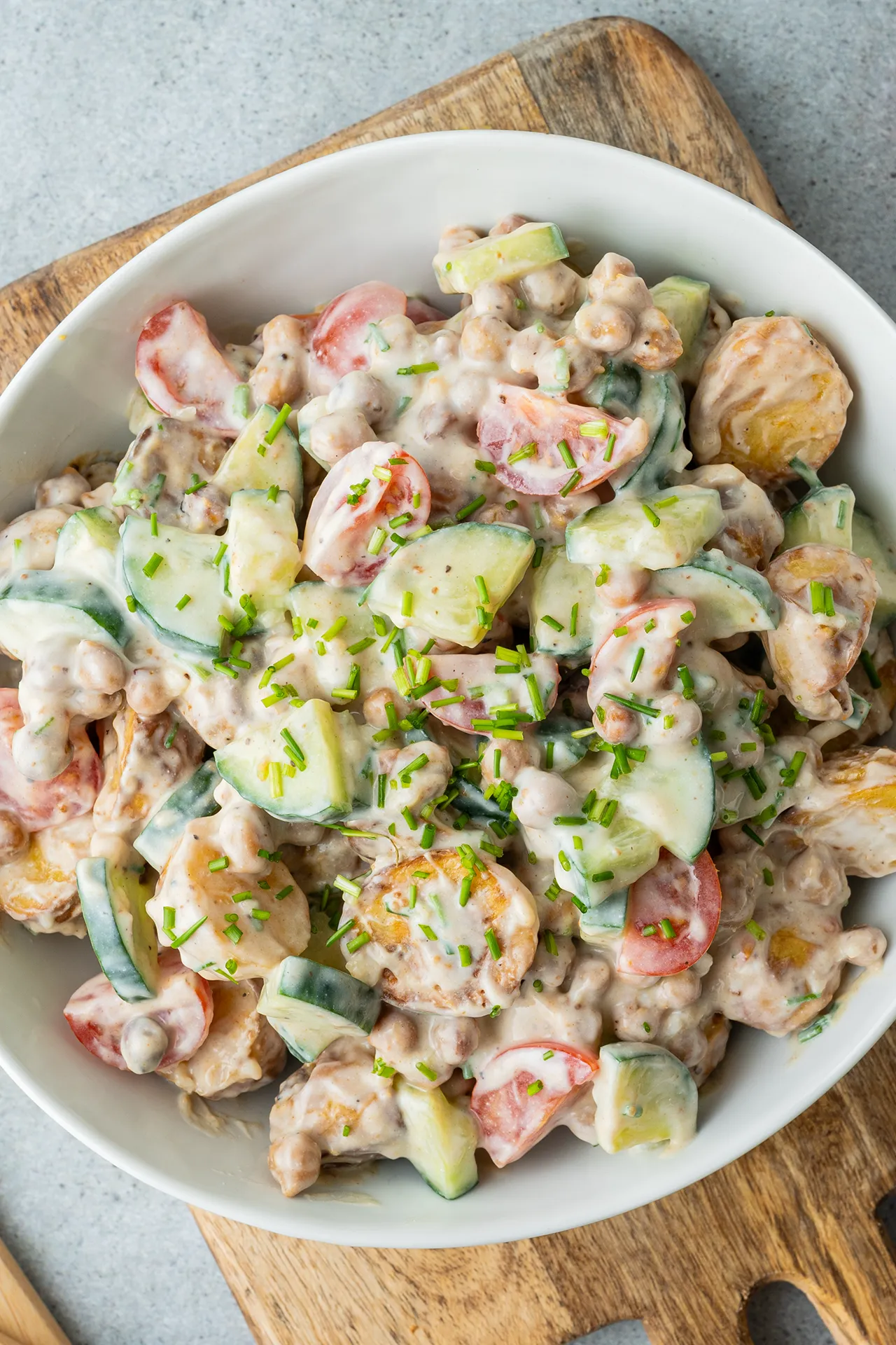 Leichter Kartoffelsalat ohne Mayo - vegan, gesund und lecker 1 Leichter Kartoffelsalat ohne Mayo mit Kichererbsen in weißer Schale