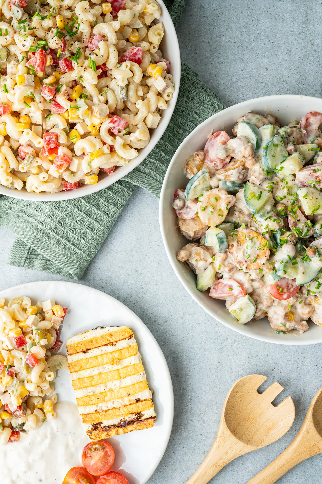 Leichter Kartoffelsalat ohne Mayo - vegan, gesund und lecker 4 Kartoffel- und Nudelsalat und ein Teller mit gegrilltem Tofu