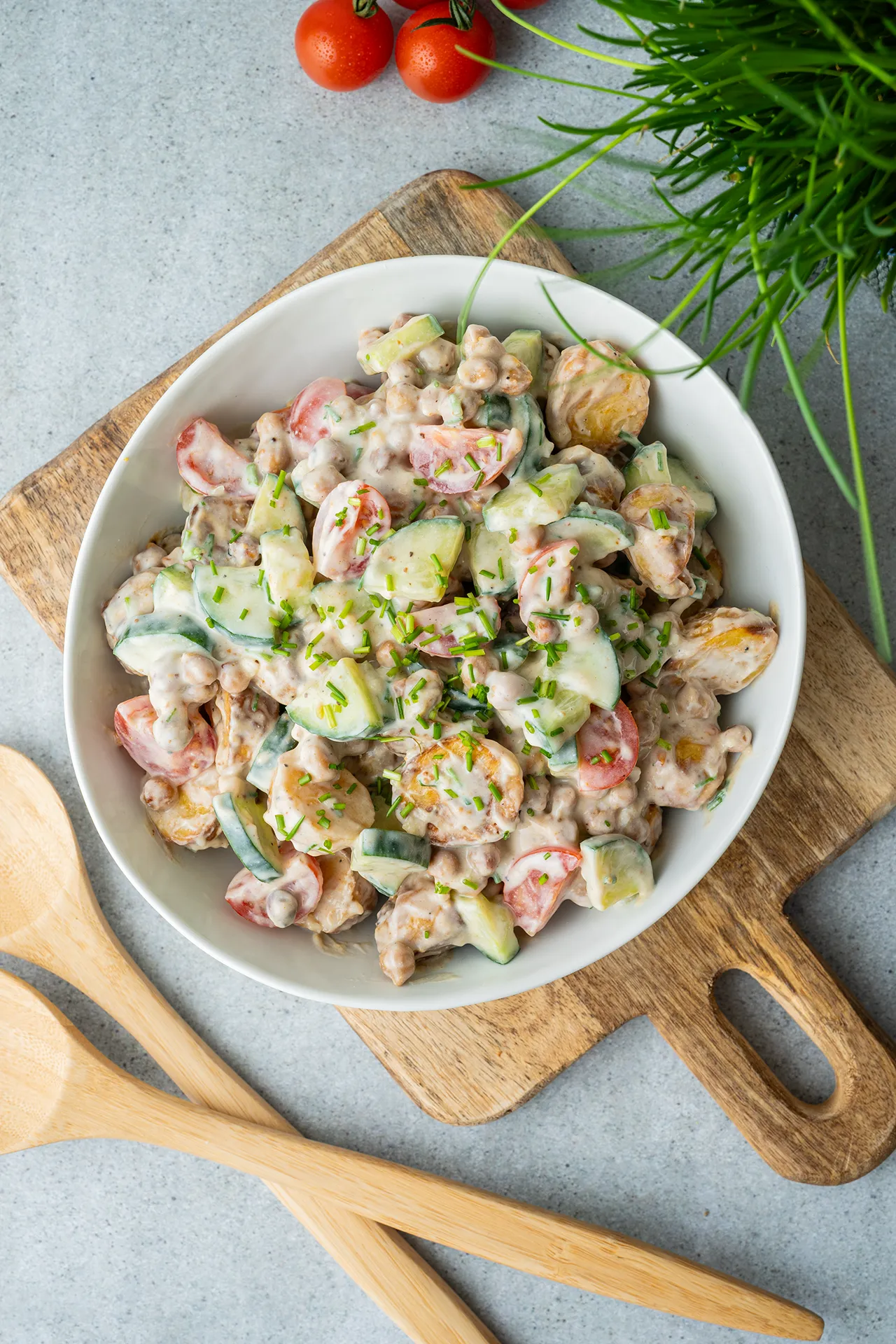Leichter Kartoffelsalat ohne Mayo - vegan, gesund und lecker 3 Leichter Kartoffelsalat ohne Mayo in weißer Schale auf Holzbrett