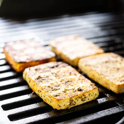 Grill-Tofu mit Kräuter auf einem Grillrost
