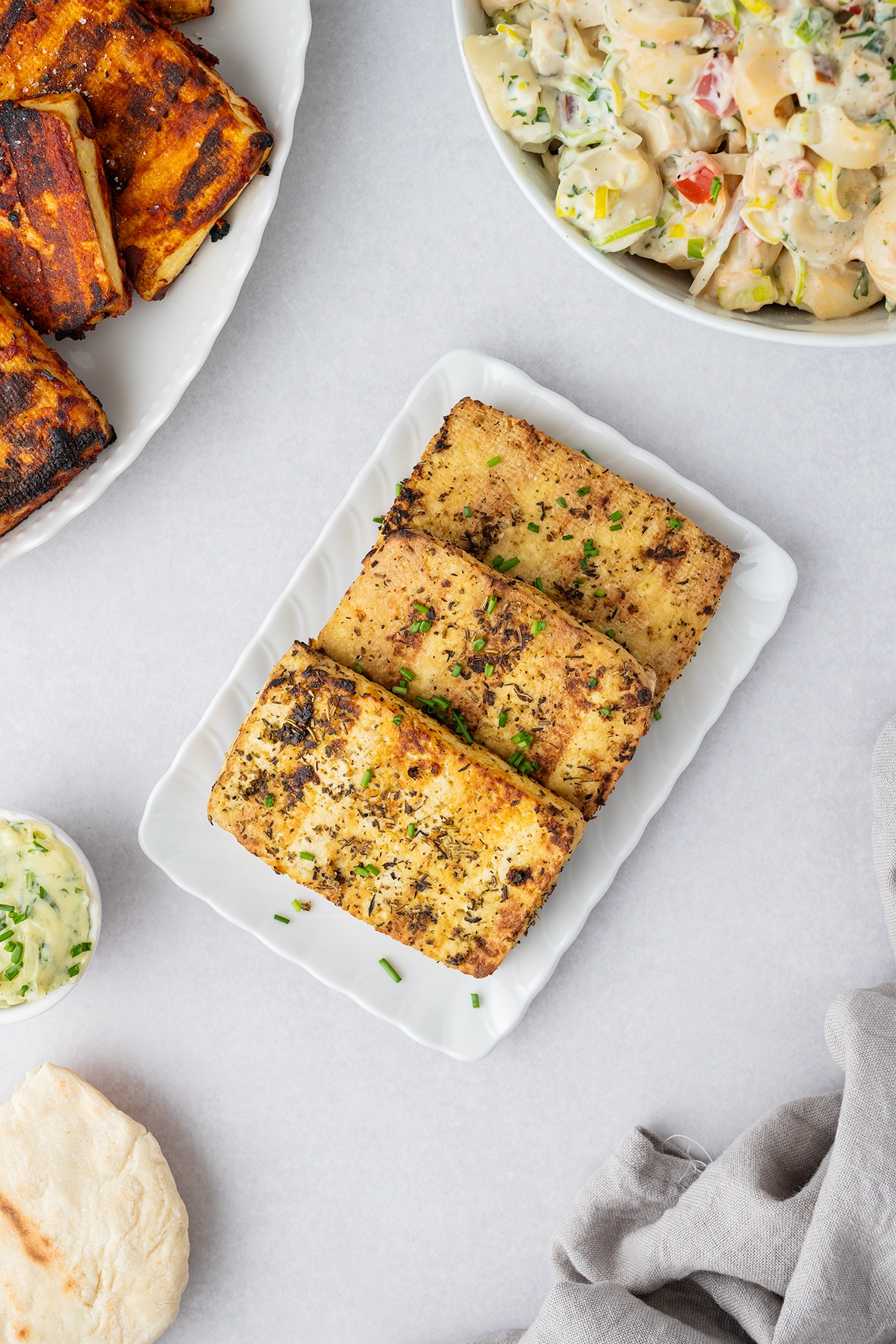 Grill-Tofu mit Kräutern 1 Grill-Tofu mit Kräutern auf einer kleinen Platte