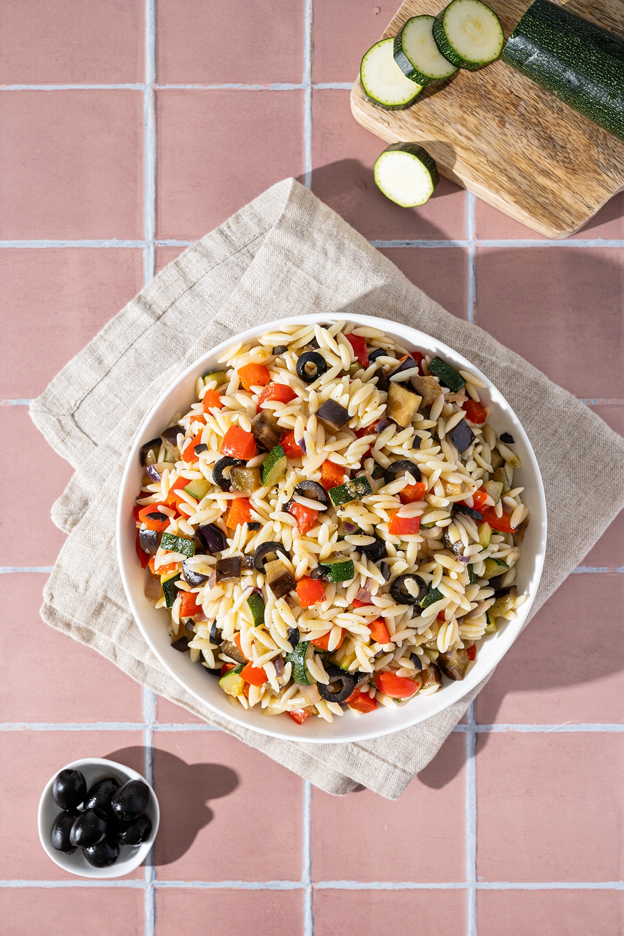 Orzo Salat - mediterraner Nudelsalat 1 Mediterraner Nudelsalat mit Oliven in weißer schale