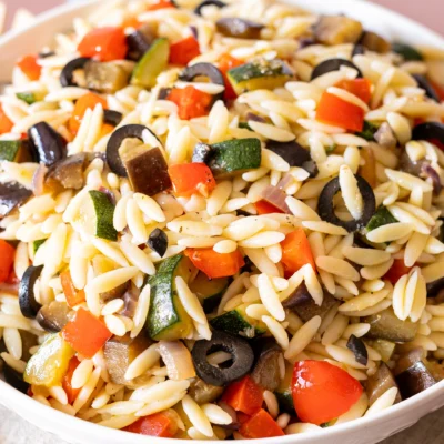 veganer griechischer Orzo-Salat