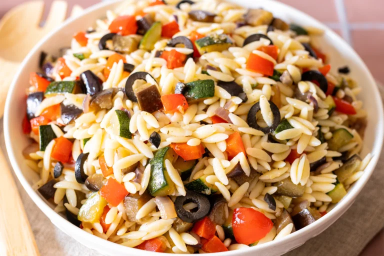 veganer griechischer Orzo-Salat