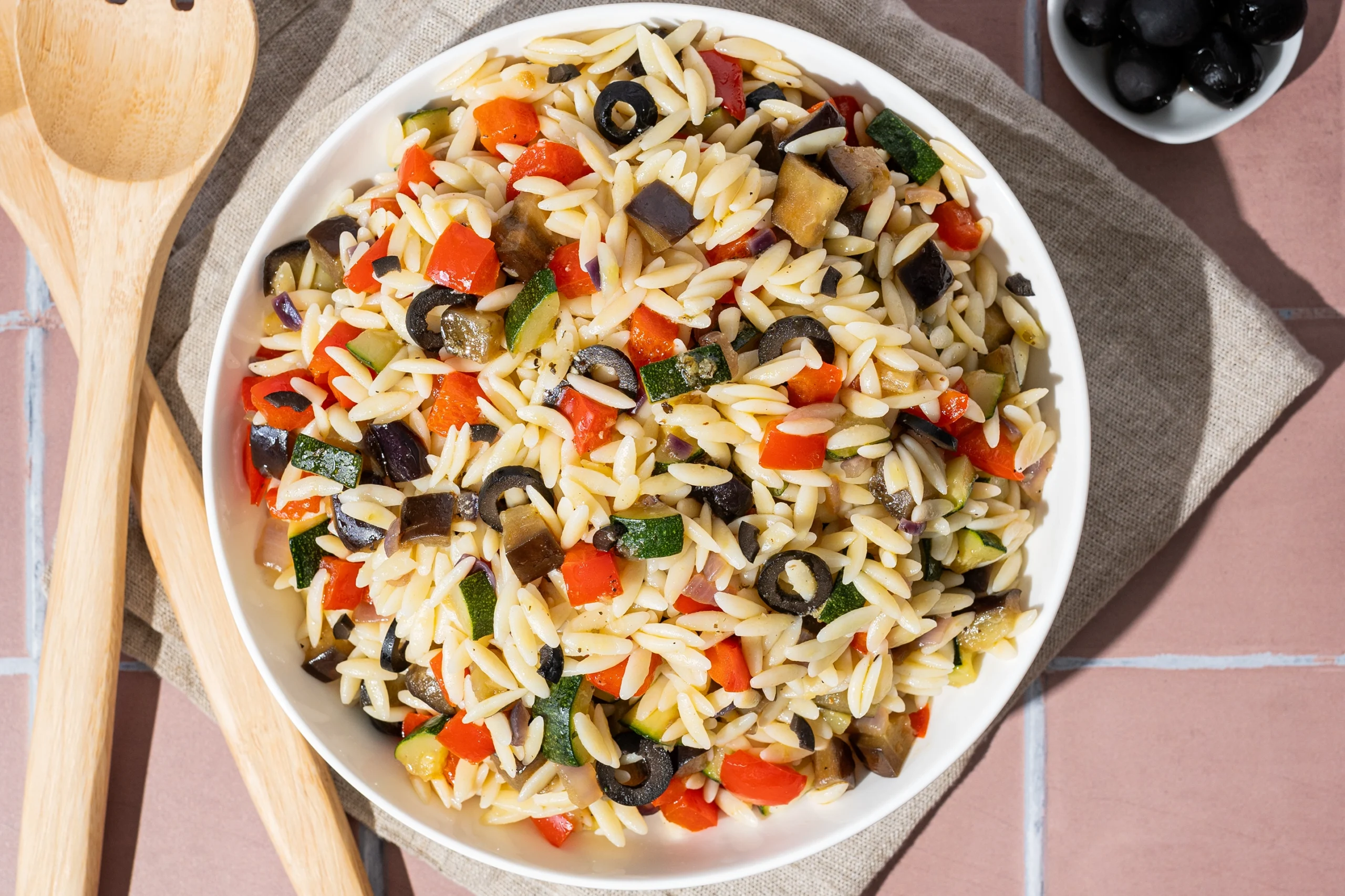 Orzo Salat - mediterraner Nudelsalat 2 Schale mit Orzo Salat auf terracotta Untergrund