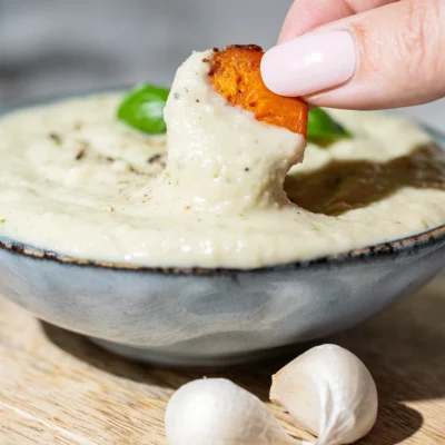 Knoblauch-Dip mit weißen Bohnen in einer kleinen Schale
