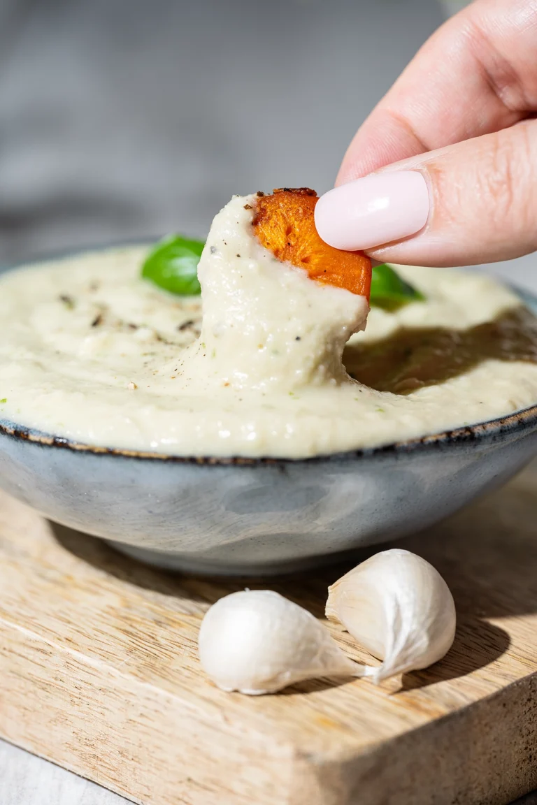 Knoblauch-Dip mit weißen Bohnen in einer kleinen Schale