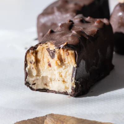 Eisriegel im Snickers-Style - vegan und ohne Zucker angebissen