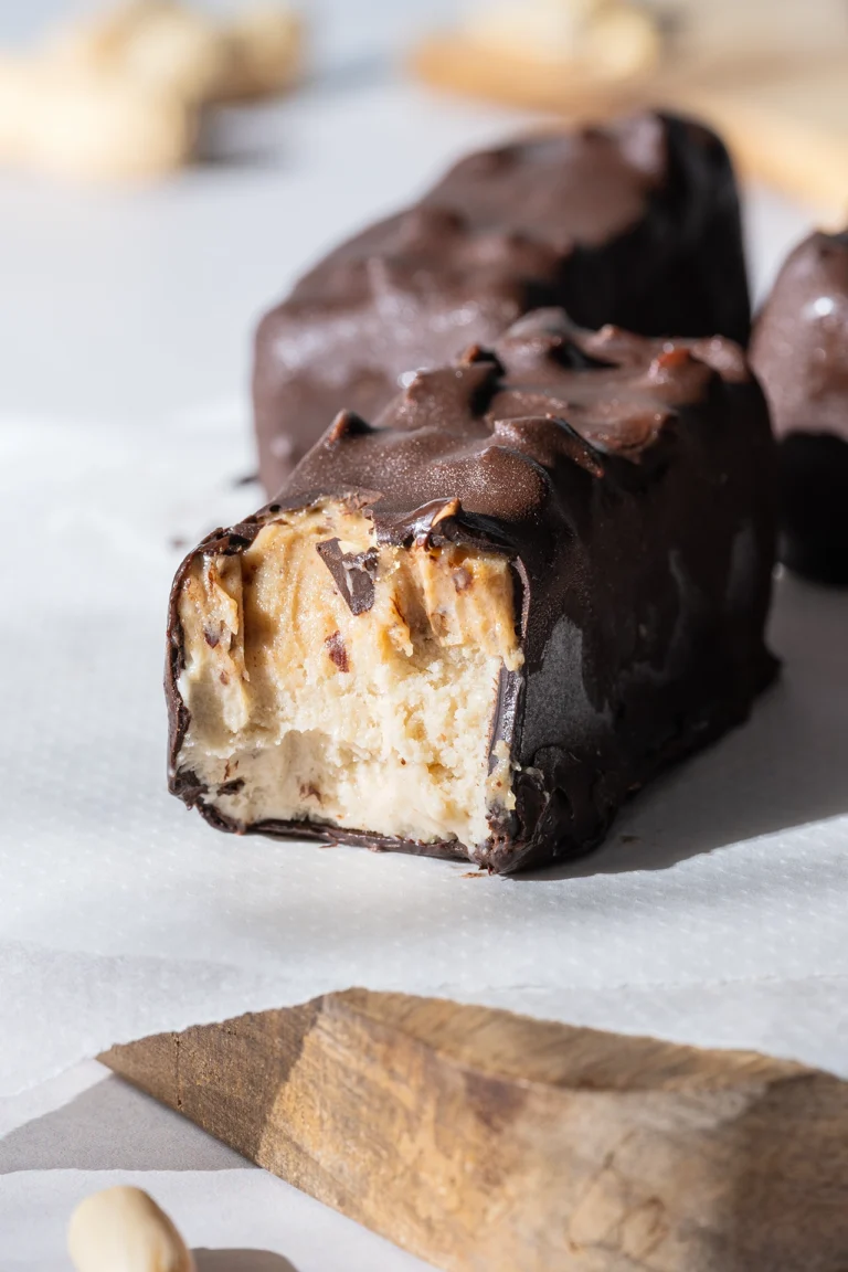 Eisriegel im Snickers-Style - vegan und ohne Zucker angebissen