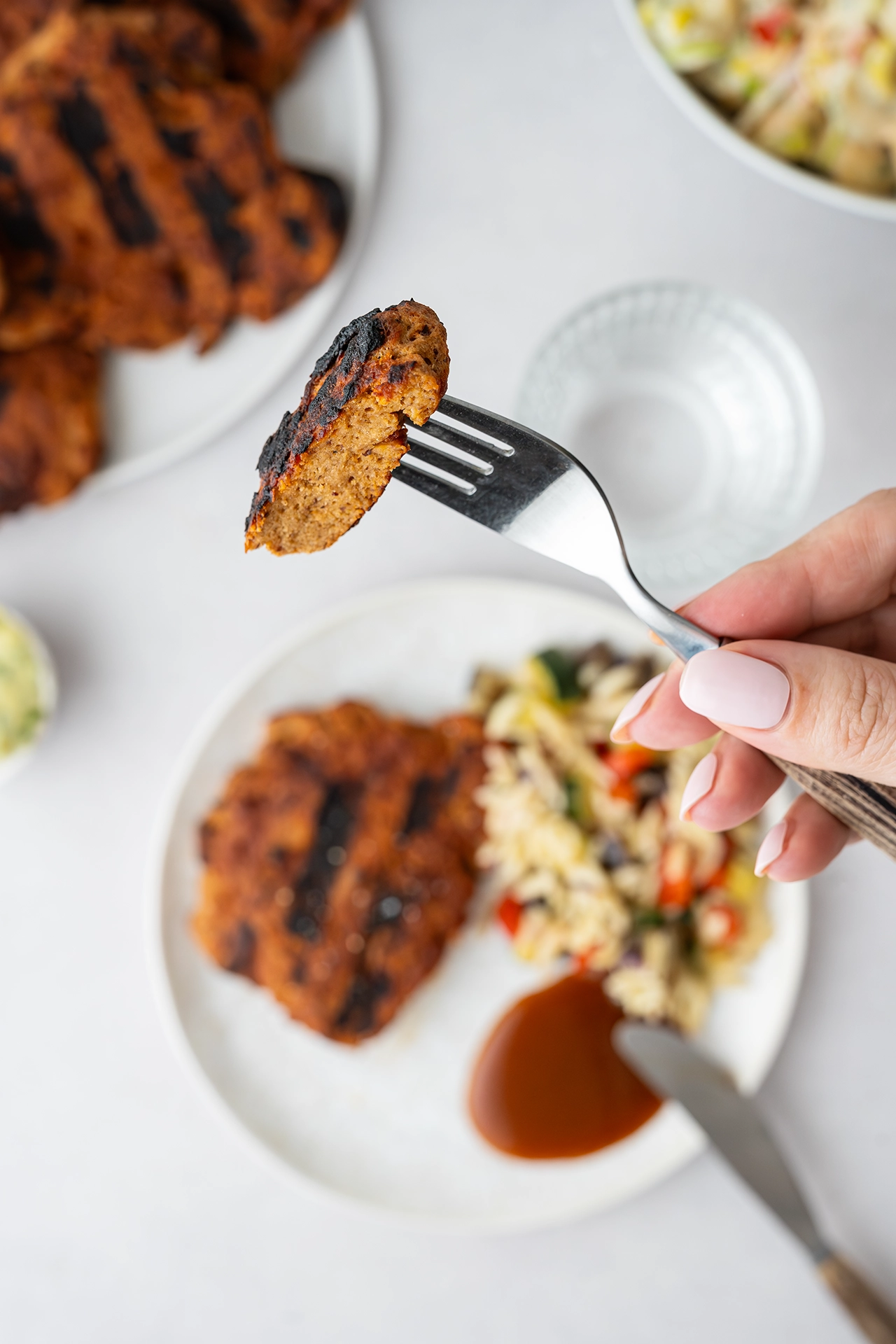 Vegane Steaks aus Seitan - proteinreich und perfekt zum Grillen 2 Ein Stück Seitansteak auf einer Gabel