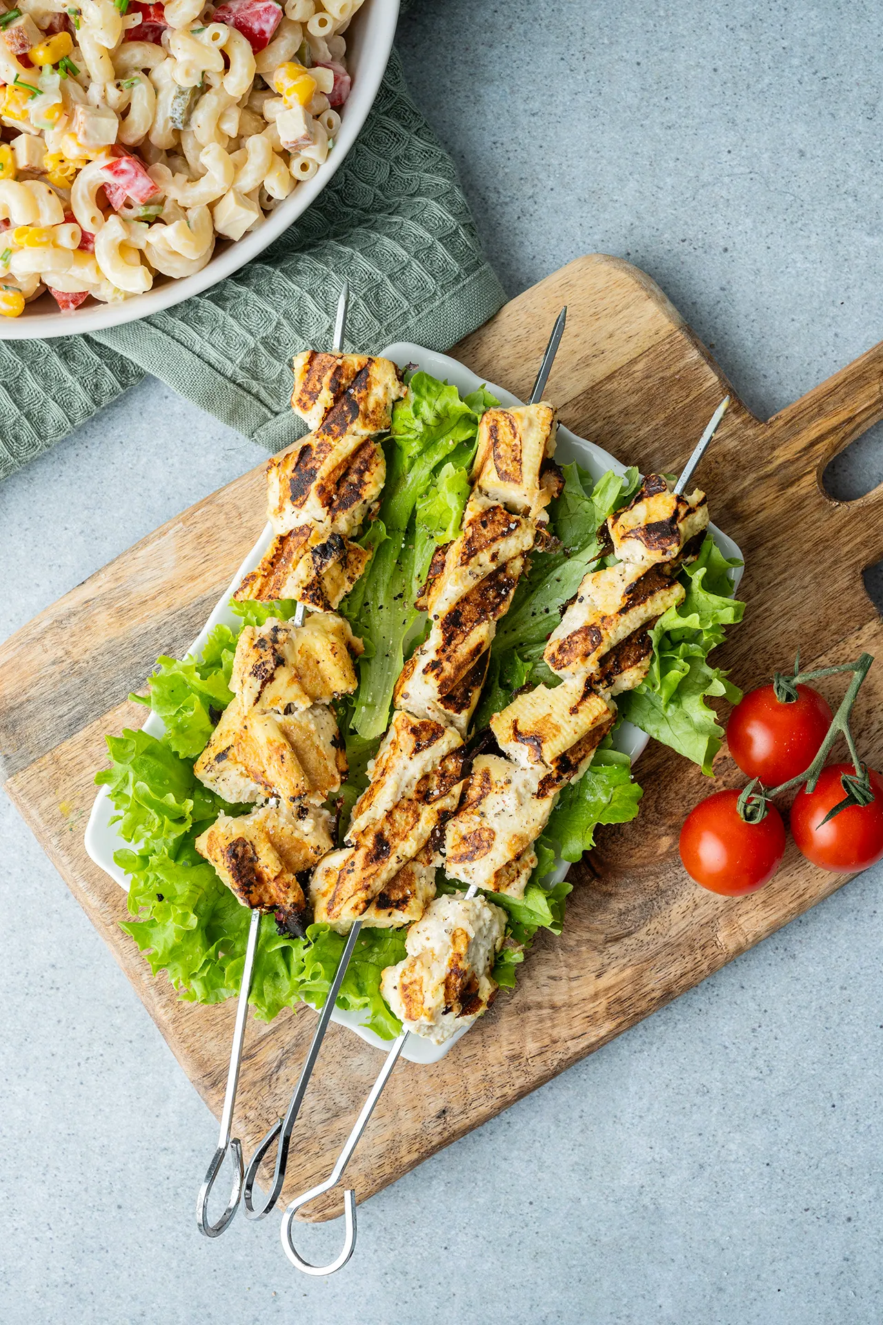 Vegane Tofu-Grillspieße mit Joghurt-Knoblauch-Marinade 1 Vegane Tofu-Grillspieße mit Joghurt-Knoblauch-Marinade auf einem Salatbett