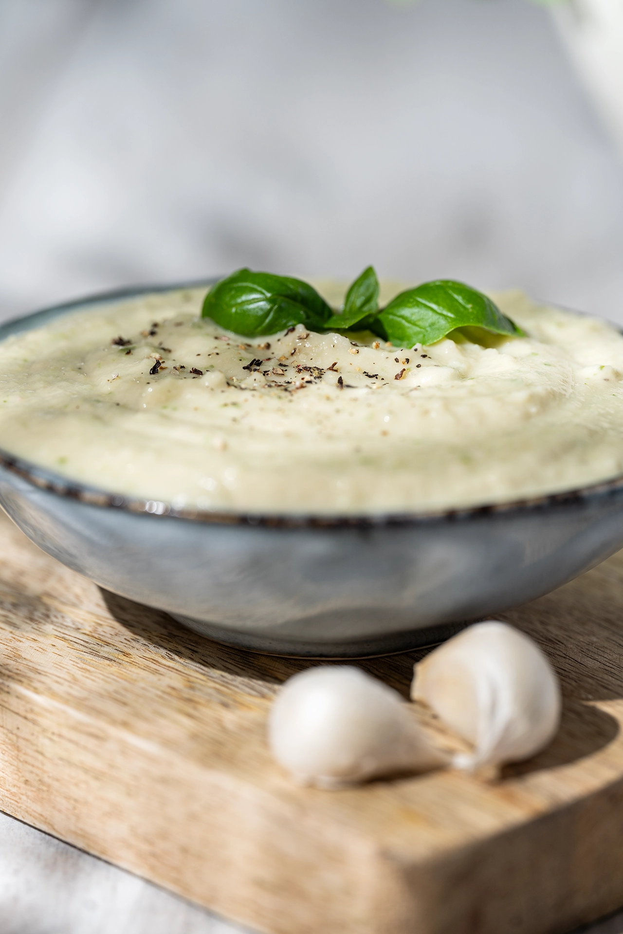 Weiße-Bohnen-Dip mit Knoblauch und Zitrone 2 Weißer-Bohnen-Dip mit Knoblauch in kleiner Schale