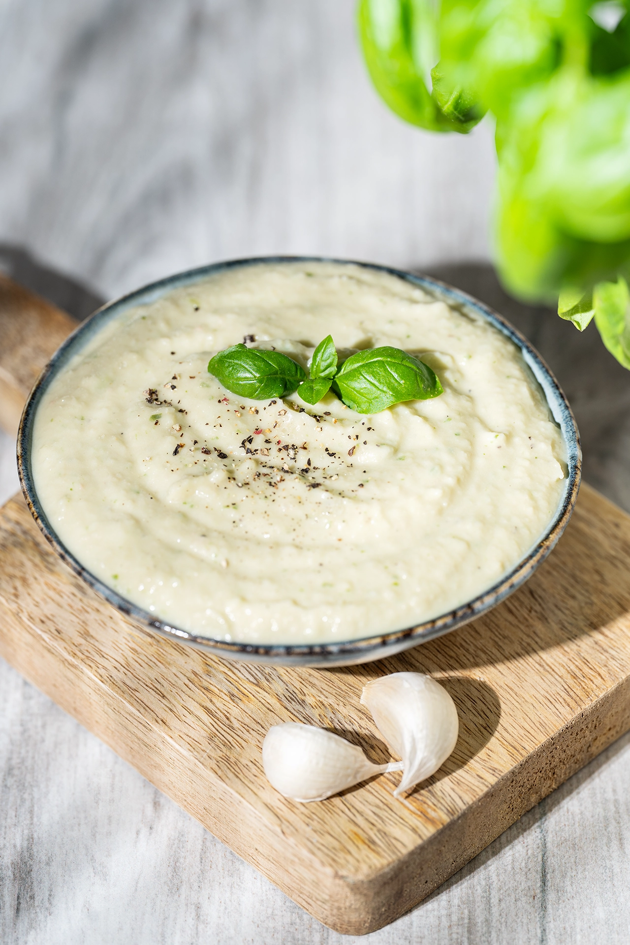 Weiße-Bohnen-Dip mit Knoblauch und Zitrone 1 Weiße-Bohnen-Dip mit Knoblauch in einer kleinen Schale