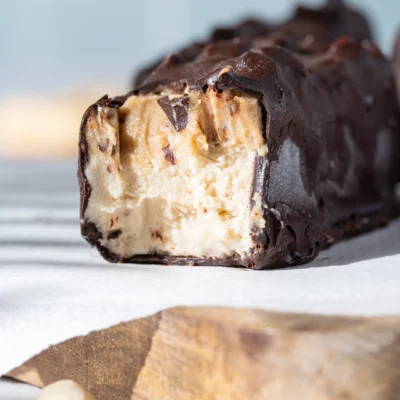 Gesunde vegane Eisriegel im Snickers-Style