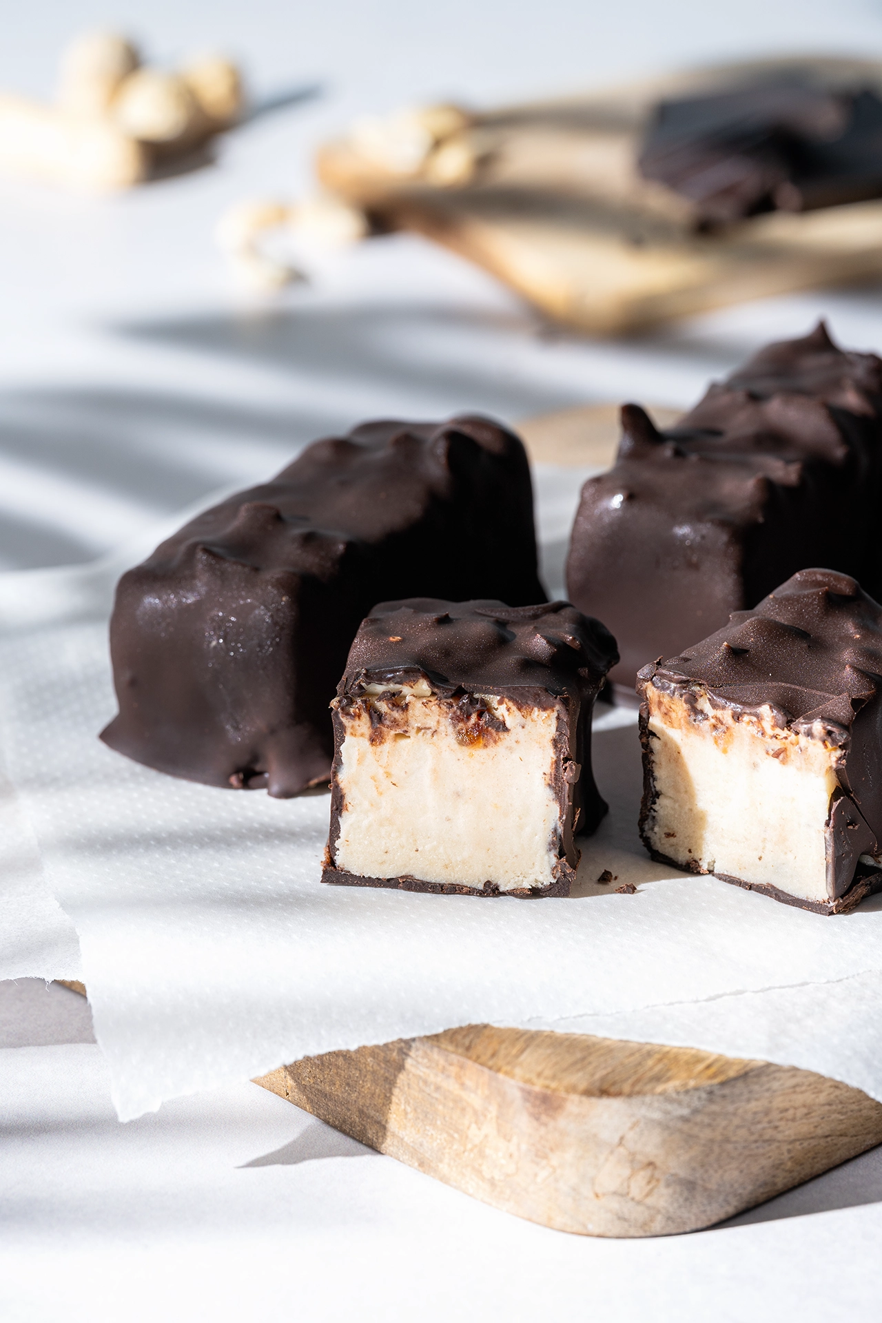 Vegane Eisriegel im Snickers-Style - ohne Zucker 1 Vegane Snickers Eisriegel selbstgemacht auf einem Brett