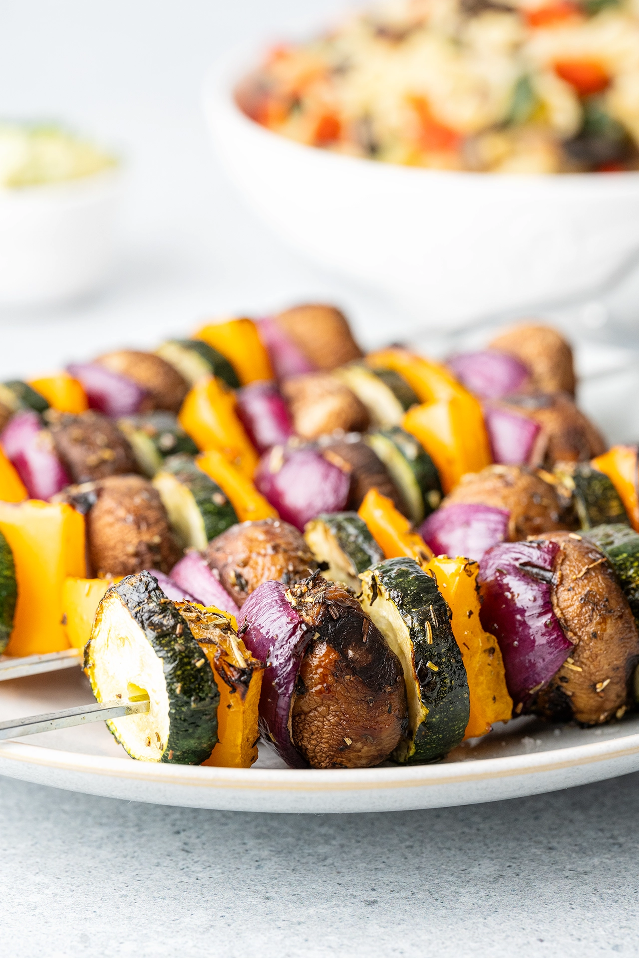 Gemüse-Spieße für den Grill - bunt, lecker und gesund 2 Bunte Gemüsespieße auf einem Teller