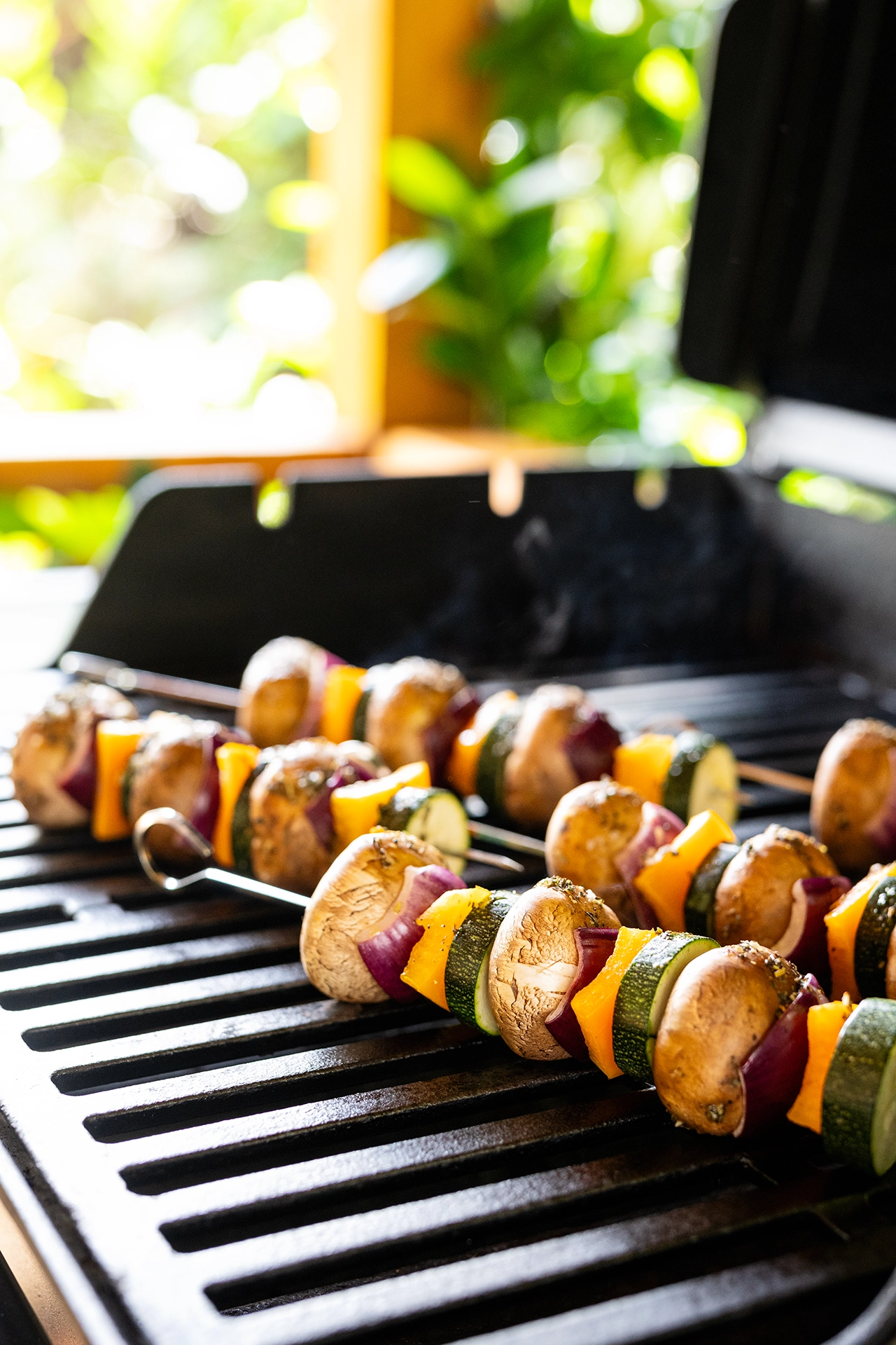 Gemüse-Spieße für den Grill - bunt, lecker und gesund 1 Gemüsespieße auf einem Grill