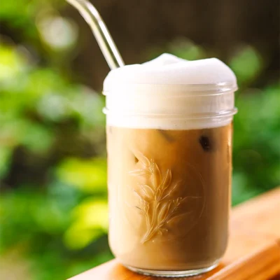 Eiskaffee vegan mit Schaum und Trinkhalm