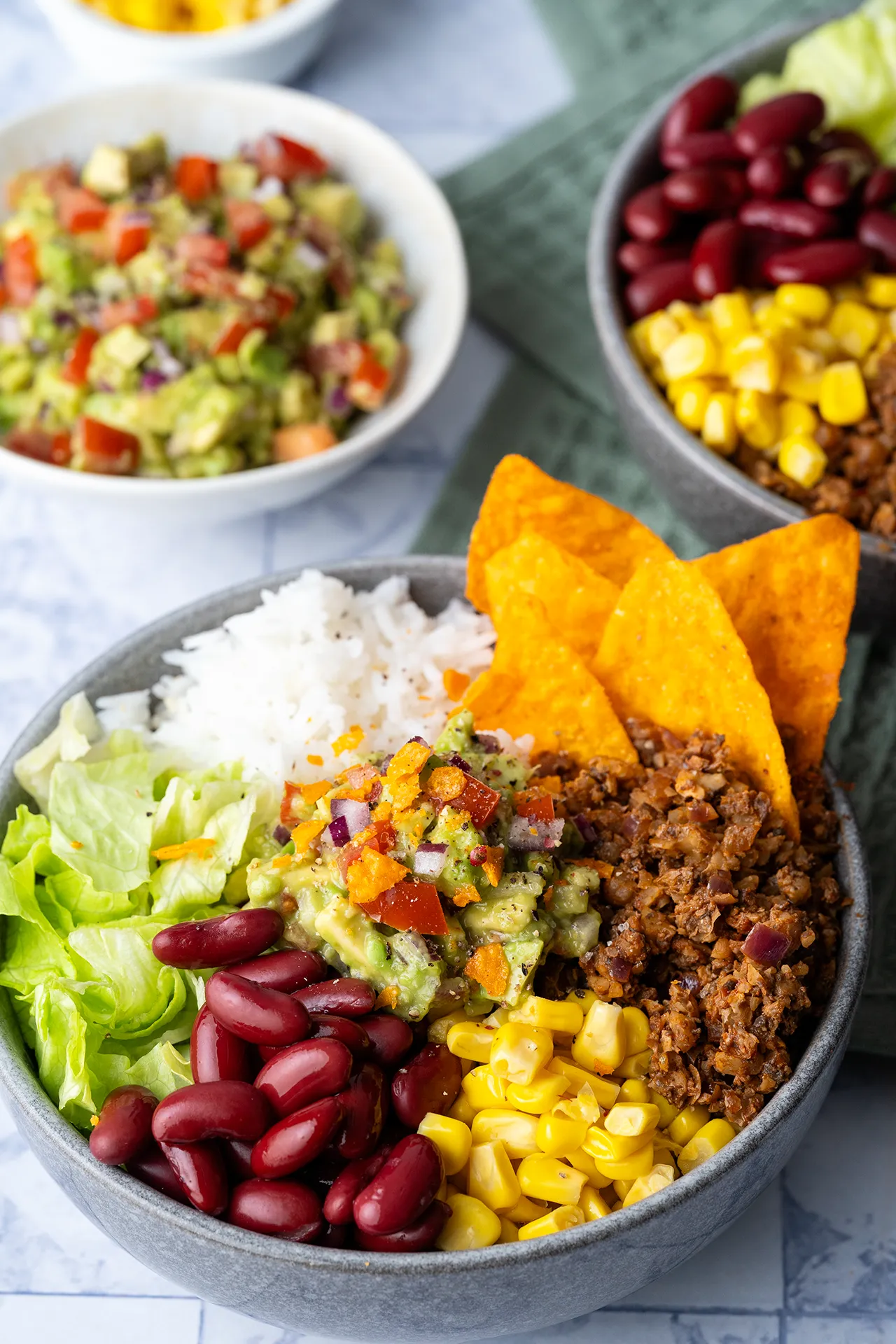Burrito Bowl mit Guacamole 2 mexikanische Burrito Bowl mit Tortilla Chips und Guacamole