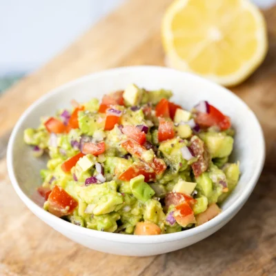 Einfache Guacamole als Dip in weißer Schale