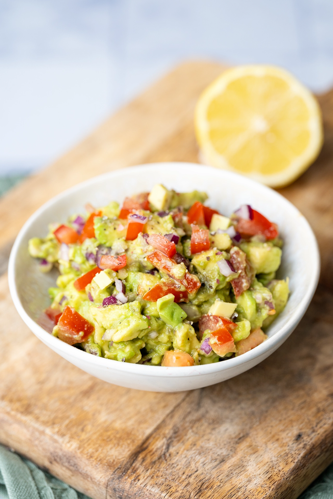 Einfache Guacamole - gesund und natürlich lecker 2 Einfache Guacamole als Dip in weißer Schale