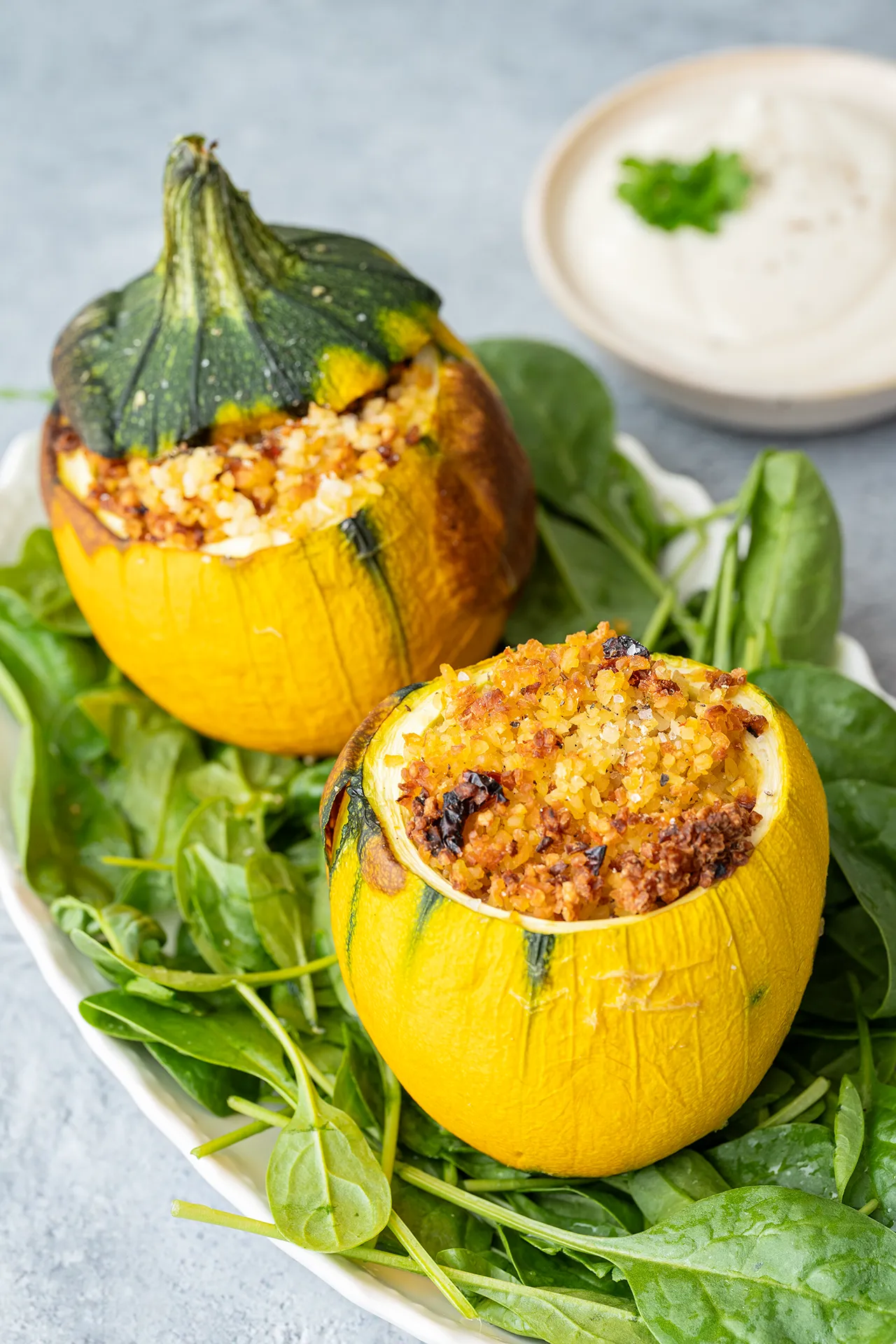 Gefüllte Zucchini aus dem Airfryer oder dem Backofen auf Balttspinat mit Joghurtdip