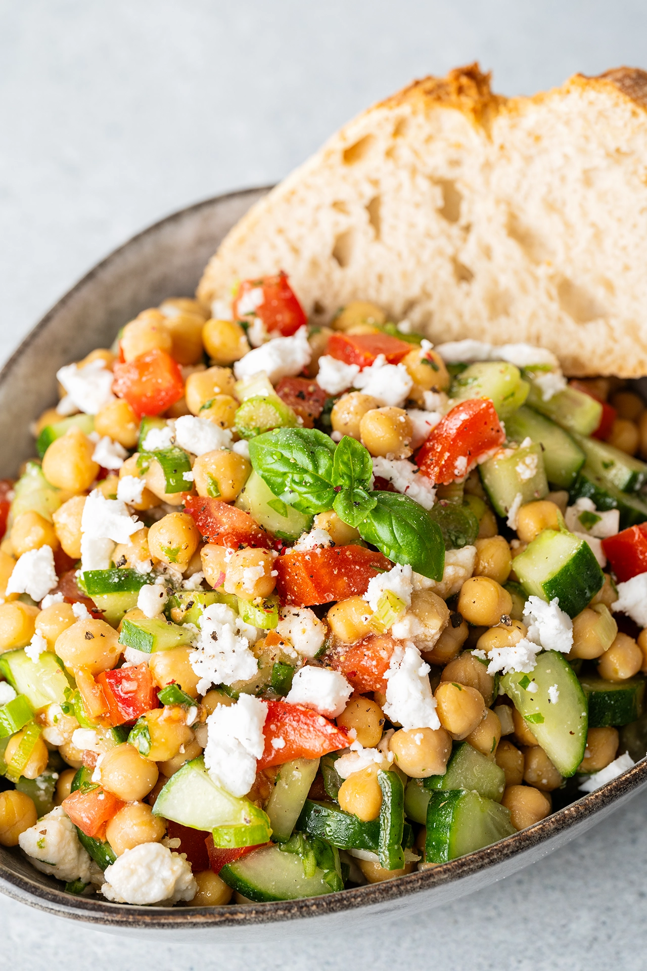 Kichererbsensalat mit Gurke, Tomate und Feta