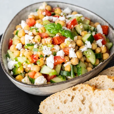 Kichererbsensalat mit veganem Feta