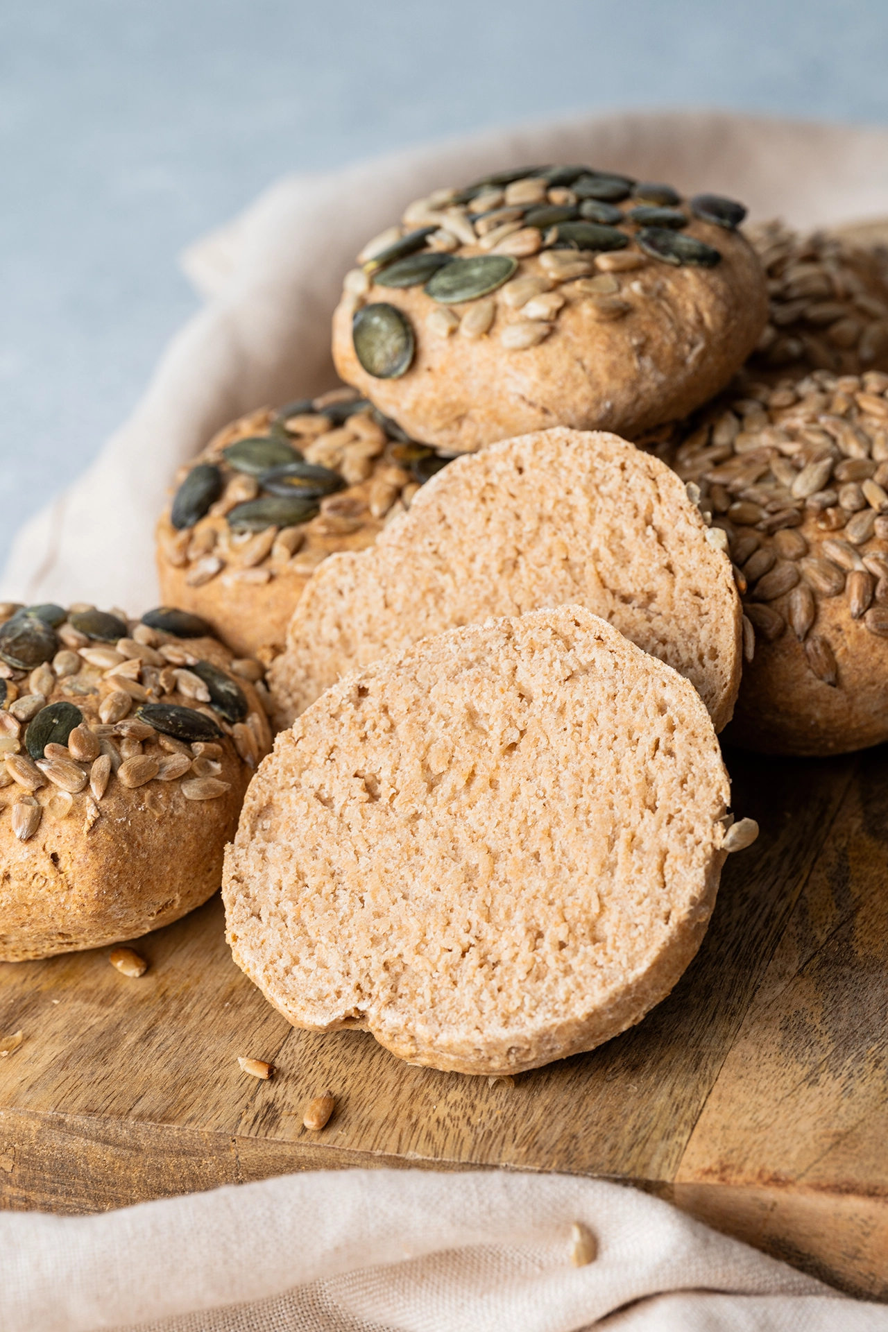 Vollkornbrötchen aus dem Airfryer aufgeschnitten