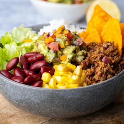 Mexikanische Burrito Bowl mit Guacamole