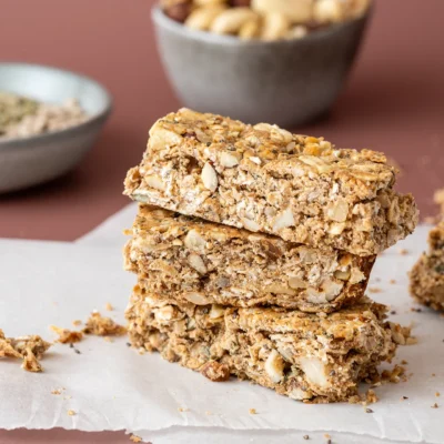 vegane Proteinriegel mit Nüssen aufgestapelt