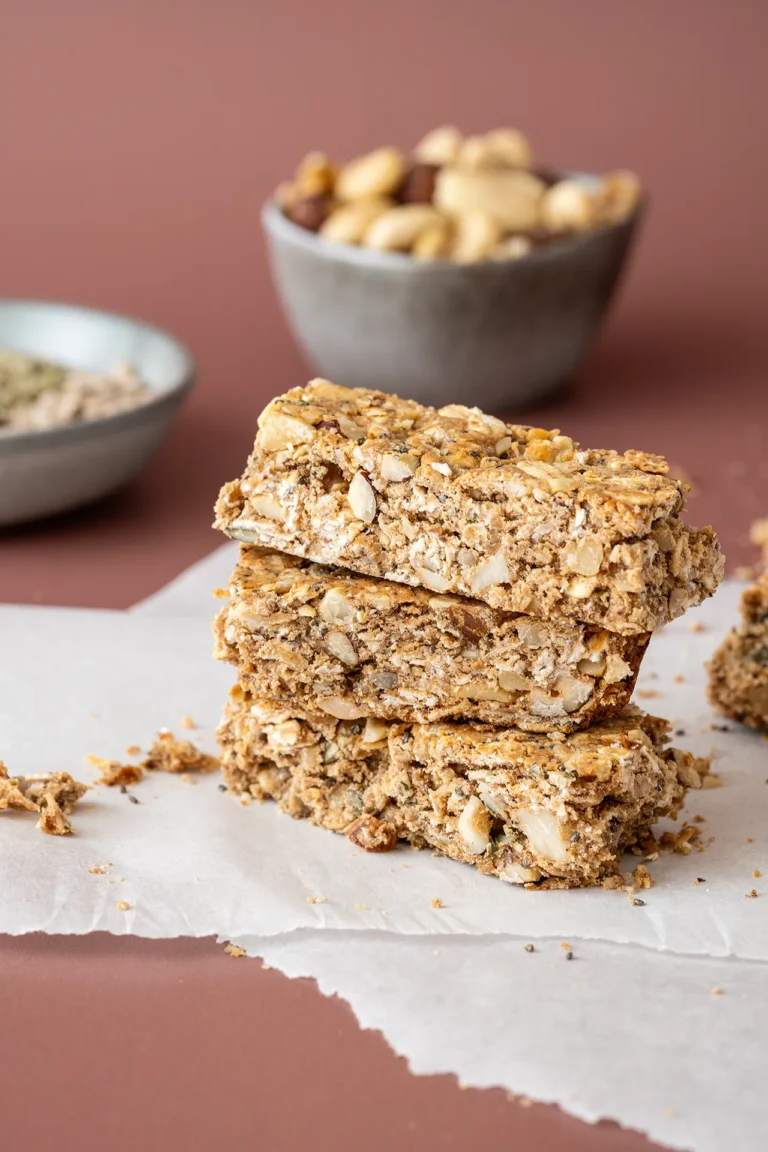 vegane Proteinriegel mit Nüssen aufgestapelt