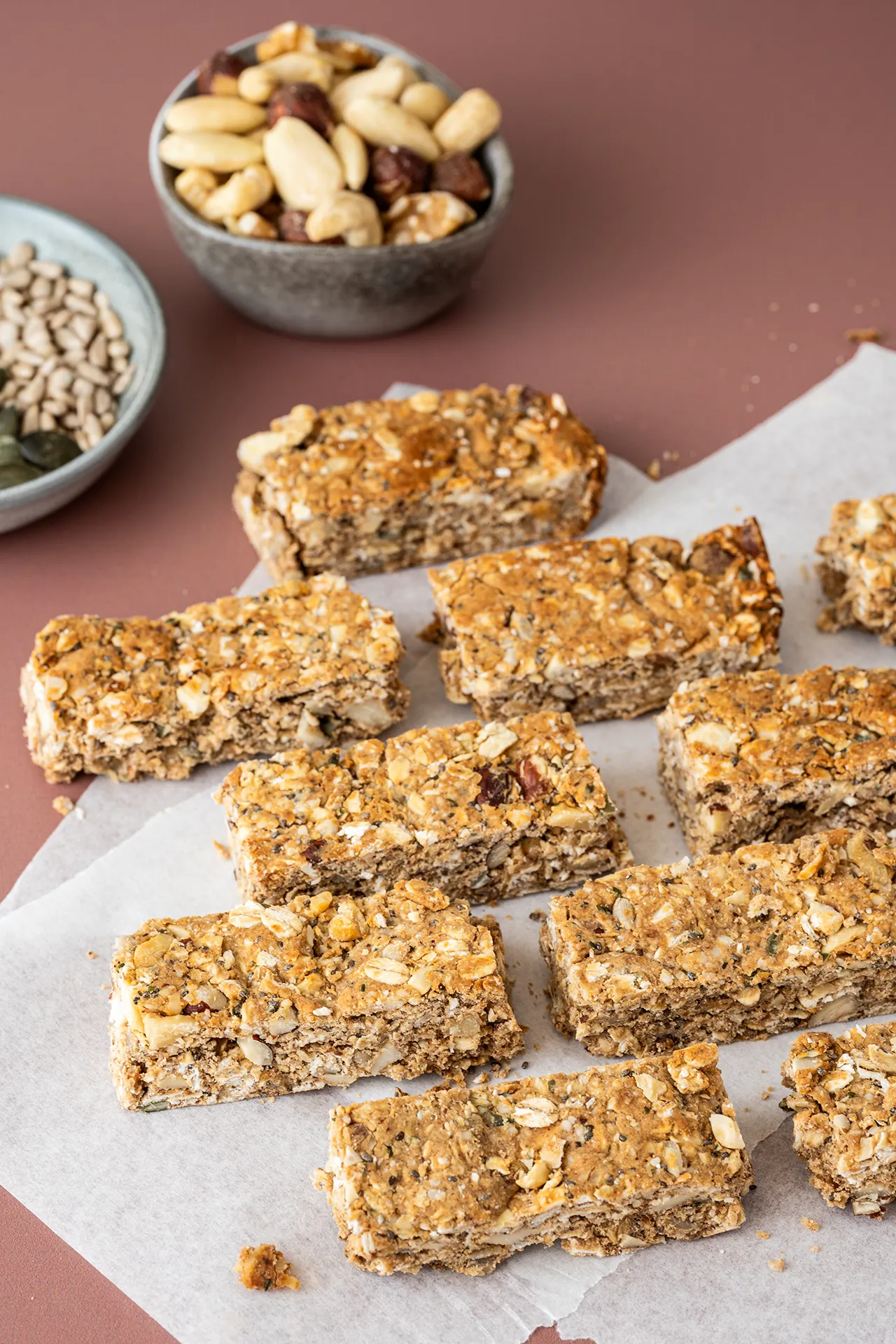 Vegane Proteinriegel geschnitten auf Backpapier