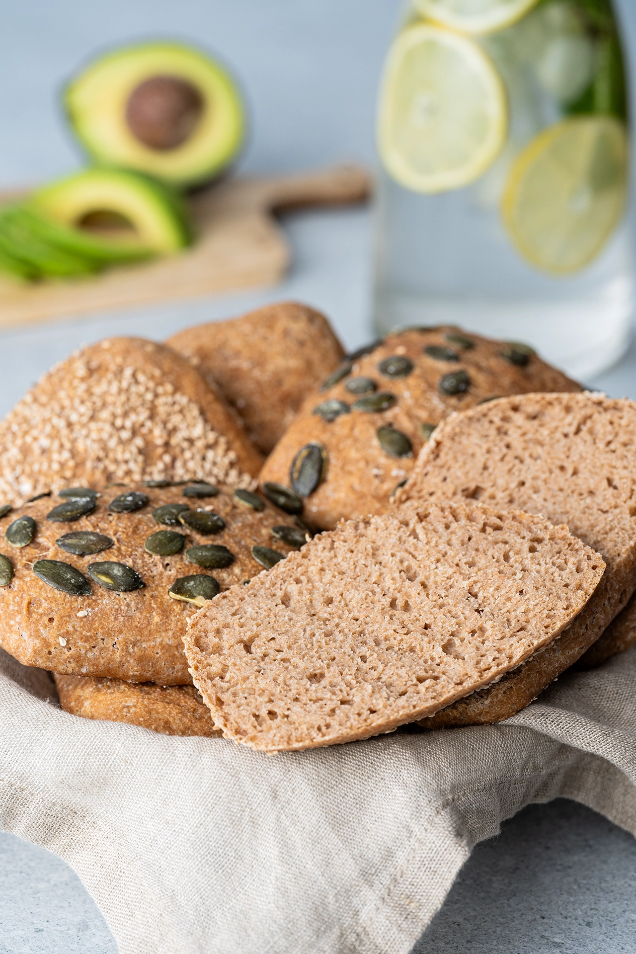 Gesunde Vollkornbrötchen über Nacht 2 Vollkornbrötchen im Brotkorb aufgeschnitten