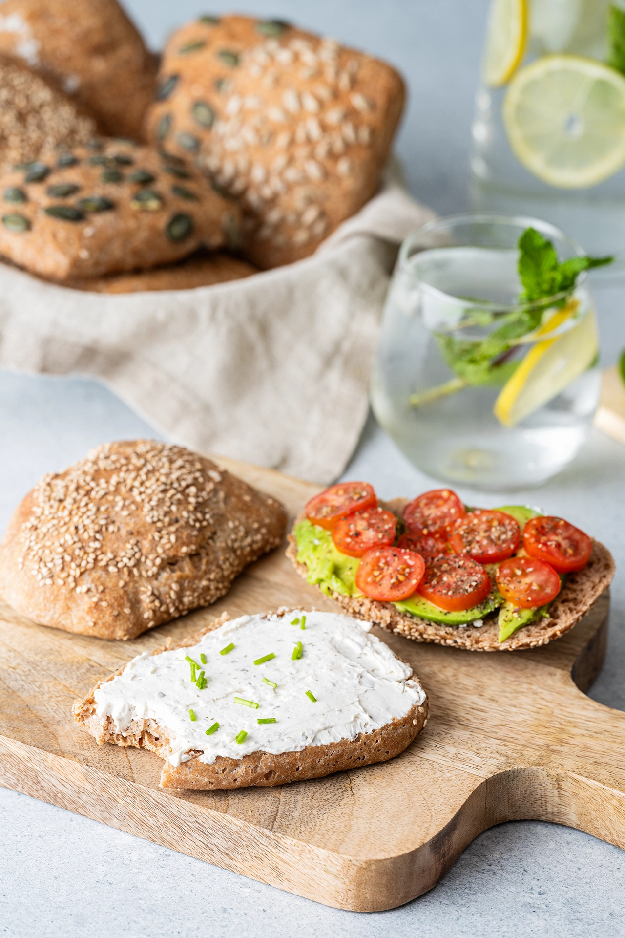 Gesunde Vollkornbrötchen über Nacht 1 Dinkel Vollkornbrötchen aufgeschnitten und belegt