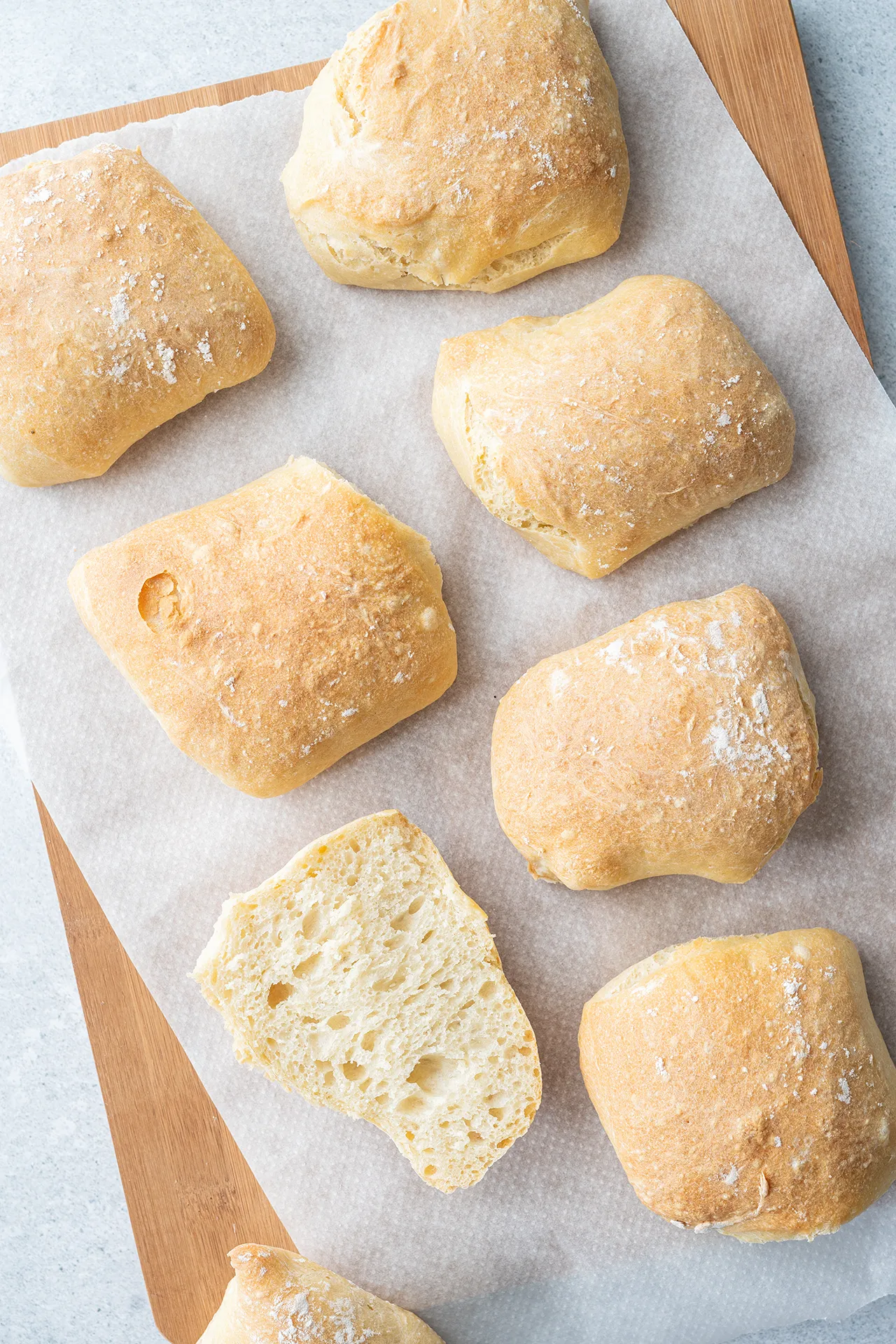 Dinkelbrötchen über Nacht – ganz ohne Kneten 1 Einfache Dinkelbrötchen über Nacht auf Backpapier