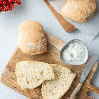 Dinkelbrötchen über Nacht auf einem Brett