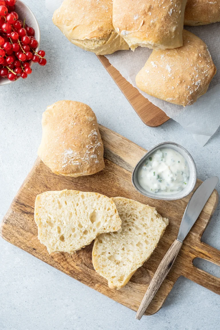 Dinkelbrötchen über Nacht auf einem Brett