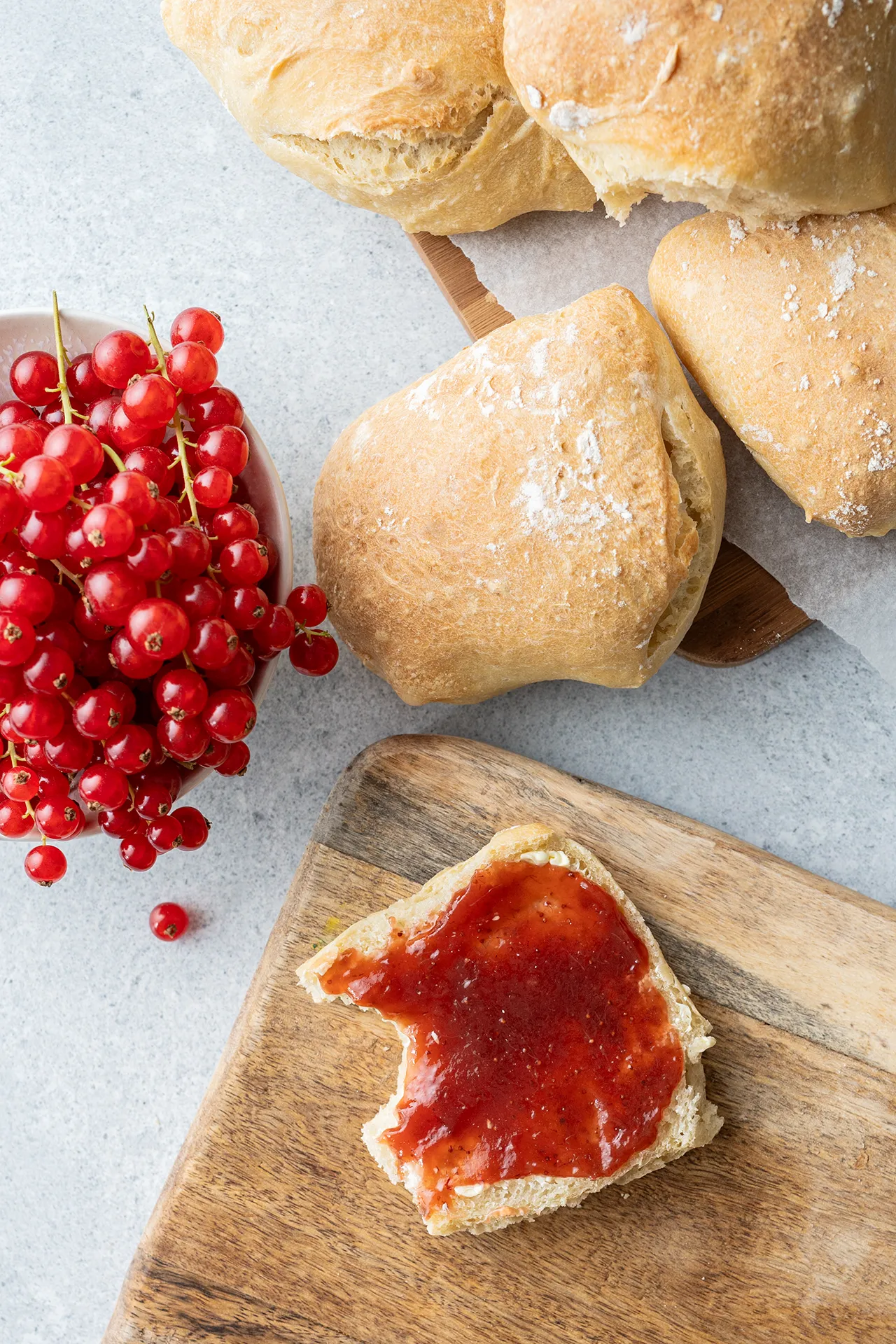 Dinkelbrötchen über Nacht – ganz ohne Kneten 2 Dinkelbrötchen über Nacht mit Marmelade