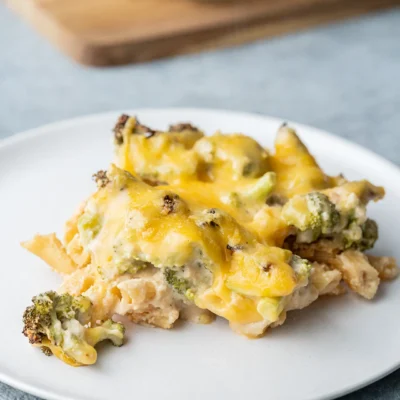 Veganer Nudelauflauf mit Brokkoli und veganem Käse überbacken