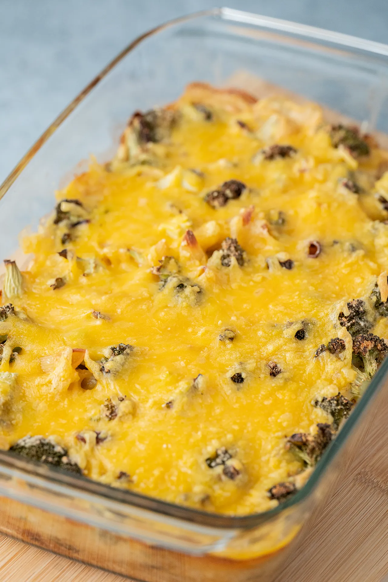 Einfacher veganer Nudelauflauf mit Brokkoli 2 Veganer Nudelauflauf mit Käse überbacken in einer Auflaufform