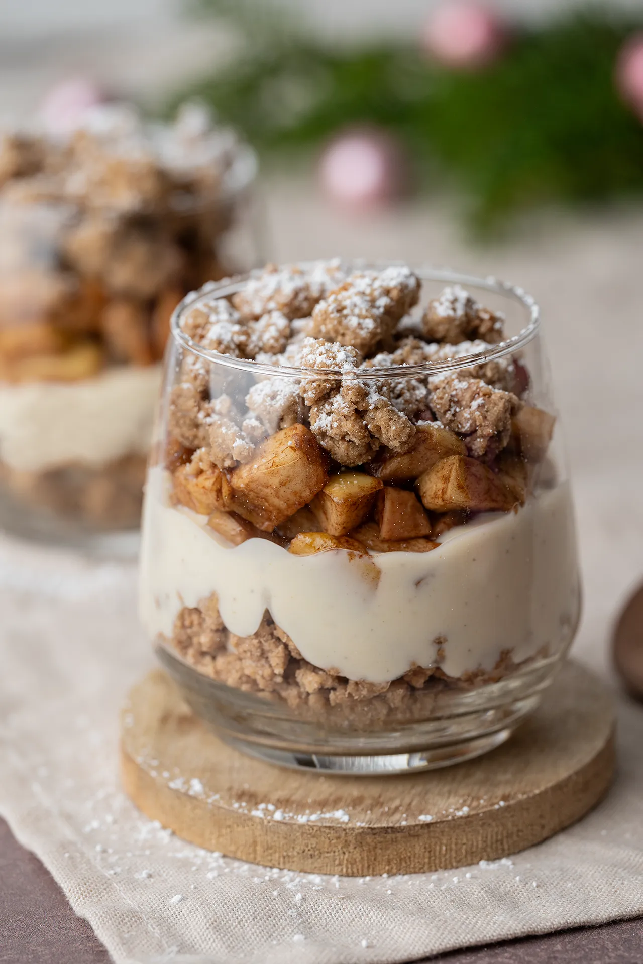 Veganes Apfel-Crumble-Schichtdessert aus dem Airfryer 1 2 Gläser Apfel-Crumble im Glas aus dem Airfryer auf einem Leinentuch