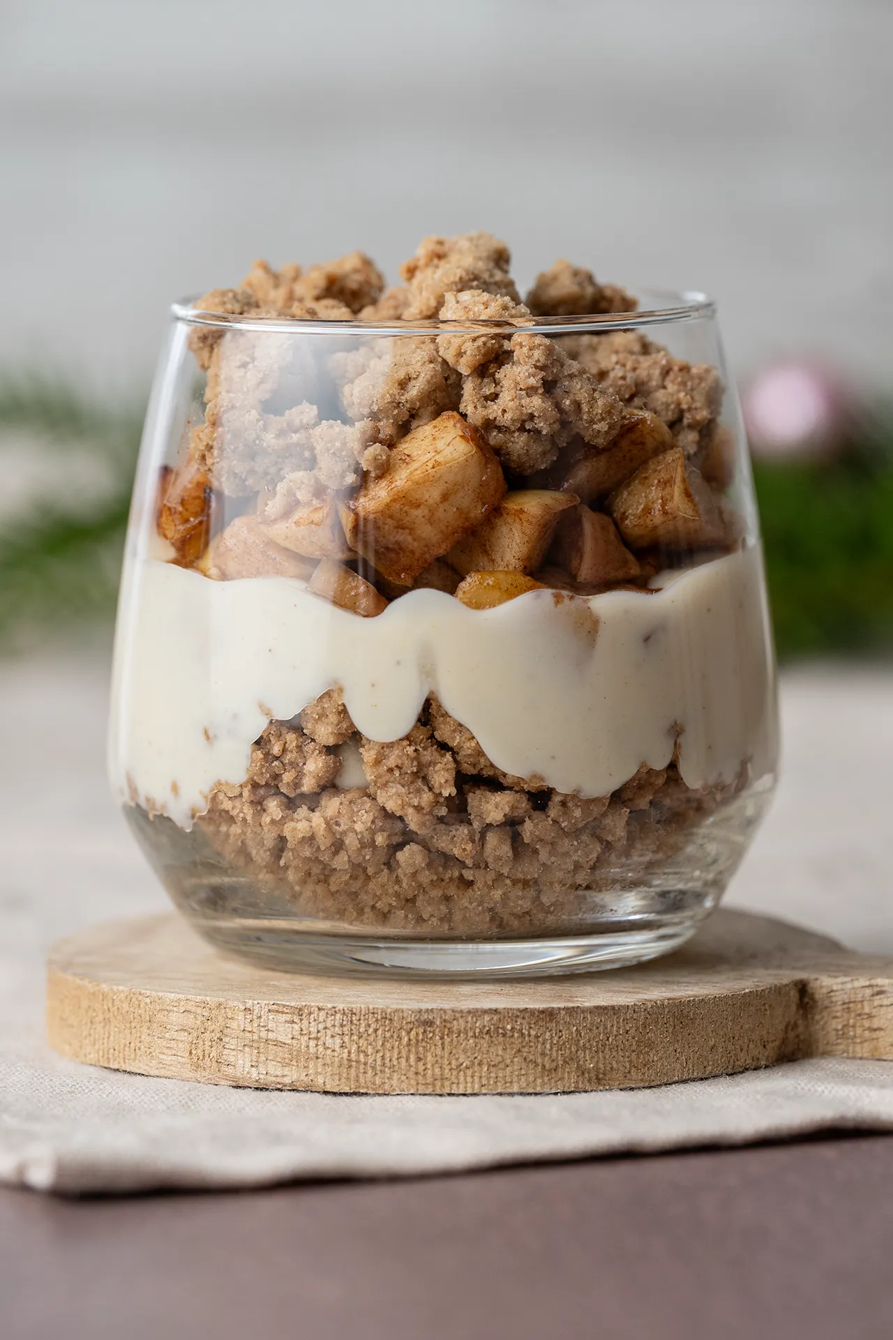 Veganes Apfel-Crumble-Schichtdessert aus dem Airfryer 2 Schichtdessert im Glas mit Äpfeln und Streusel